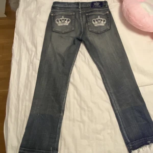 victoria beckham jeans - jättefina lågmidjade bootcut jeans från victoria beckham. säljer för de tyvärr var för stora för mig , köpta här på plick 🥰ni kan lägga med prisförslag också