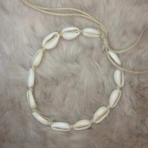 Anklet / fotlänk i snäckor  - Säljer min supergulliga snäckskalsfotlänk som jag köpt i Spanien. Endast testat, inte använt. Ger en härlig sommarkänsla och piffar upp varje outfit! Säljer för 20 kr, kan skicka mot frakt eller mötas upp i Trelleborg eller Malmö. 🫶🏼🫶🏼 obs: till ankeln!
