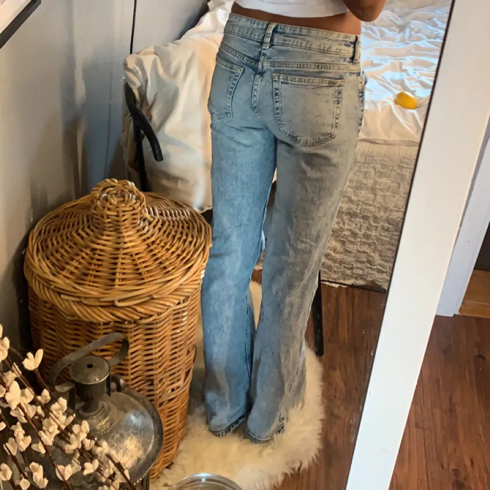 Säljer dessa low waist jeans från h&m i strl 34 i jätte fint skick! Tyck INTE på köp nu💘 köpare står för frakt!. Jeans & Byxor.