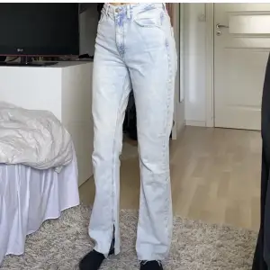 Ljusblåa jeans från zara med slits vid benet. Strl 36 men skulle säga att de är mer som 38. Jag har klippt två små hål (se bild 3) då jag trädde igenom ett resårband förut. Hålen repas inte upp och märks inte av. Annars är byxorna i mycket fint skick💞