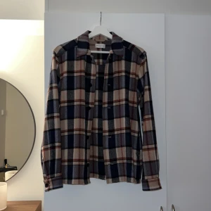 Overshirt - These Glory Days - Rutig Overshirt från These Glory Days. 70/30 ull och polymide nylon.  Endast använd 1 gång så i bra skick.  Nypris: 1499kr. Endast kemtvätt.  Storlek: medium (liten i storleken)