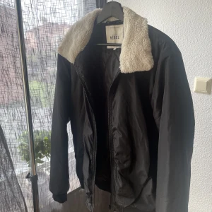 Bomberjacka - Bomberjacka med krage Storlek M håller varmen bra