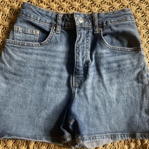 Jeansshorts - Jeansshorts från hm, knappt använda. Storlek: 34 