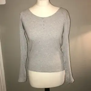 Säljer denna gråa tröja i storlek xs från sense, har knappar framtill men de går ej att knäppa upp💕