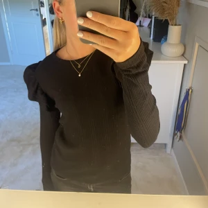 Svart volang tröja  - Säljer denna jättefina svarta volang tröjan från zara för att jag aldrig använder den! Nästan aldrig använd 💗💗