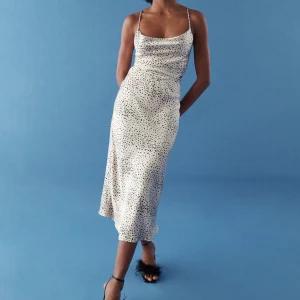 Silkes klänning Gina Tricot  - Skit snygg klänning som man kan styla med en skinnjacka över axlarna!!! 