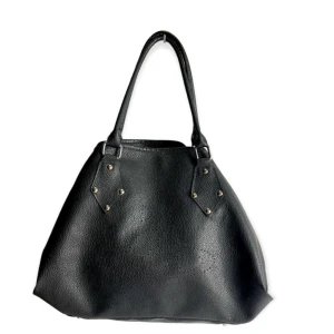 Väska  - Vintage väska från Vivienne westwood. Unik och går inte att köpa längre. Luktar mycket läder men det är vanligt då den är gammal, annars är den i perfekt skick, lite metall missfärgningar som syns på bild 💗 har en liten repa vid kanten se sista bild