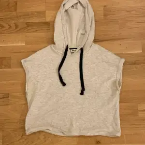 In good condition, super comfy and good to have when it’s not too cold or too hot!! It’s white/grey ish in colour. Price is negotiable, try your luck!  Please write to me before buying! Skriv till mig innan köp!