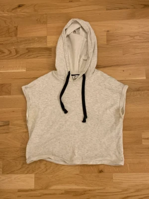 Sleeveless hoodie - In good condition, super comfy and good to have when it’s not too cold or too hot!! It’s white/grey ish in colour. Price is negotiable, try your luck!  Please write to me before buying! Skriv till mig innan köp!