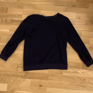 Dark purple sweater  - In good condition, comfy and pretty!! Please write to me before buying! Skriv till mig innan köp!