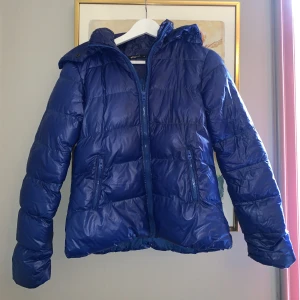 Fluffig vinterjacka  - Väldigt skön, varm vinterjacka, funkar bra i skidbacken. Mycket använd och lite sliten men inget som direkt syns vid användning!🫶🏽(den har en stor luva)