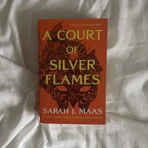 A court of silver flames av sarah j maas på engelska. Nyskick, paperback.