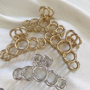 Guldiga Hårklämmor – För den eleganta och trendiga looken! ✨ - Guldiga Hårklämmor – För den eleganta och trendiga looken! ✨  Ge din stil ett lyft med våra guldiga hårklämmor! Minimalistiska, lyxiga och designade för att hålla ditt hår på plats med en touch av elegans. Perfekta för vardags- och festlooken.  💫 Varför du kommer älska dem: – Lyxig guldfinish – Trendiga och tidlösa – Perfekta för både vår och sommar   💖 Pris: 140kr per klämma med frakt Erbjudande: Köp två för 235kr 