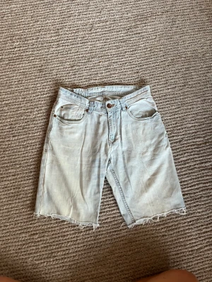 Långa jeansshorts - Jeansshorts som går ungefär till knäna. Står ingen storlek men passar mig som brukar ha M