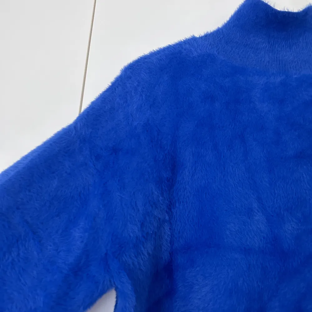 En fluffig tröja perfekt till hösten! I en härlig blå färg. Köparen står för frakten!. Stickat.