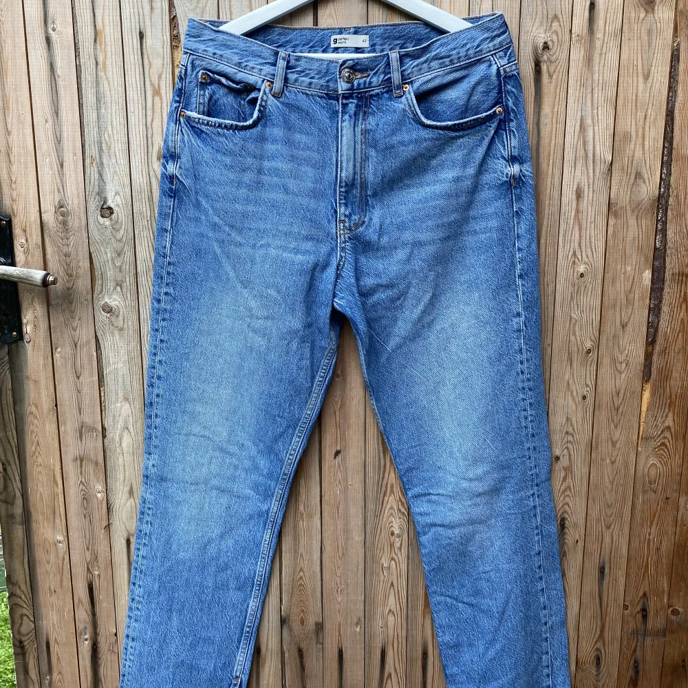 Fina jeans från Gina Tricot med slita på utsidan om foten🧵💙. Jeans & Byxor.
