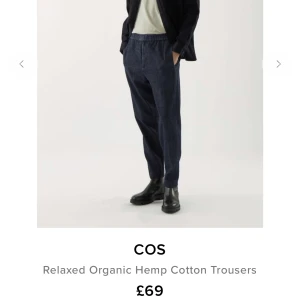 COS Relaxed Organic Hemp Cotton Trousers - Kanonskick. Använda en gång. Färgen på byxorna är likt de två första bilderna, på den tredje bilden är färgen missvisande.