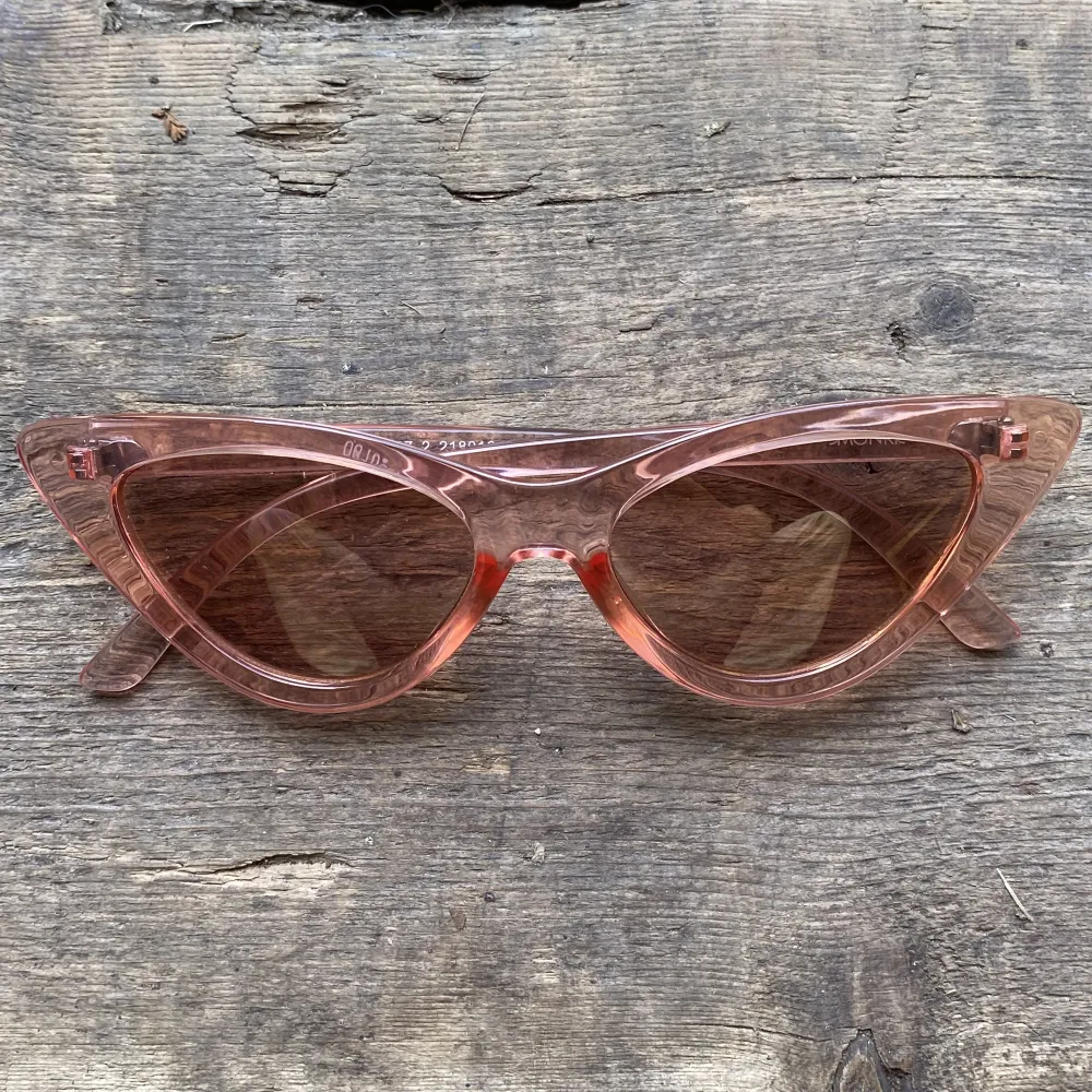 Rosa solglasögon från Monki🕶️🩷. Accessoarer.