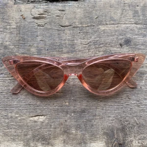 Solglasögon  - Rosa solglasögon från Monki🕶️🩷