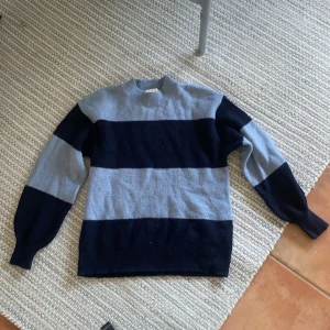 Stickad tröja - Stickad tröja från H&M, skicket är jättebra och den är endast använd ett par få gånger. Som bilden visar är storleken S, är dock själv en medium och den passar fint ändå.