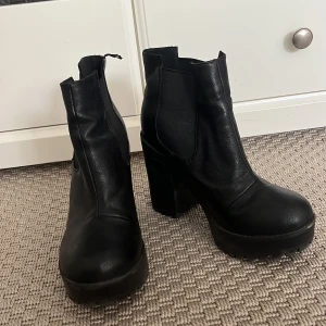 Svarta kängor - Svarta kängor med klack. Använda fåtal gånger.