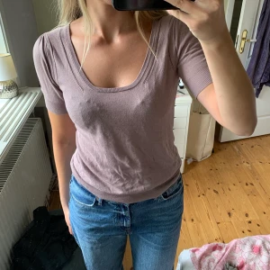 Stickad t-shirt - Jättesnygg stickad t-shirt i en smutsrosa färg!