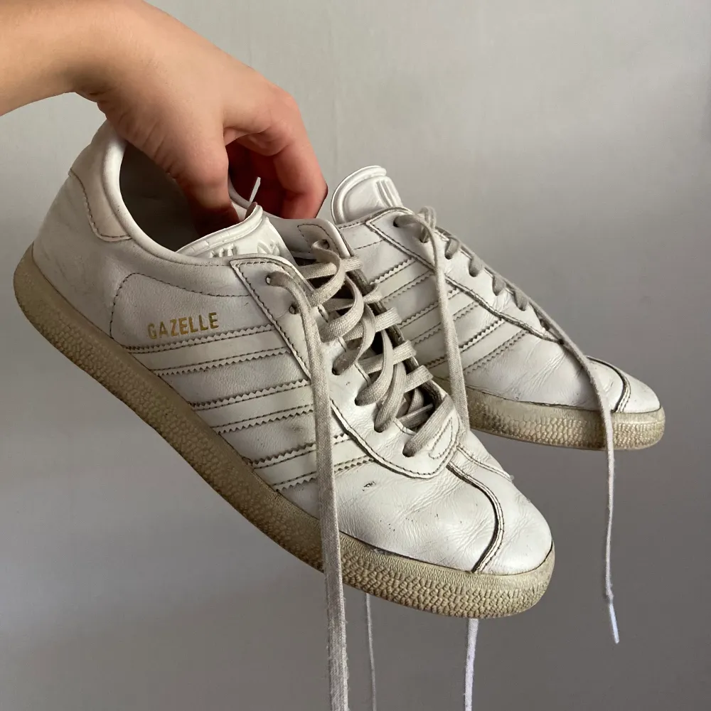 vita adidas gazelle i skinn! rätt så använda men hela och funktionsdugliga!. Skor.