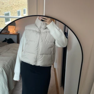 Beige väst  - Beige väst ifrån bikbok. 