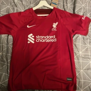 Liverpool hemma tröja säsong 2023/24 - Storlek M Nypris: 899kr Prislapp kvar