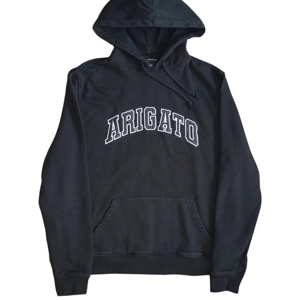Svart Arigato hoodie i riktigt bra skick💥 kolla andra inlägget för mer info.📦. Hoodies.
