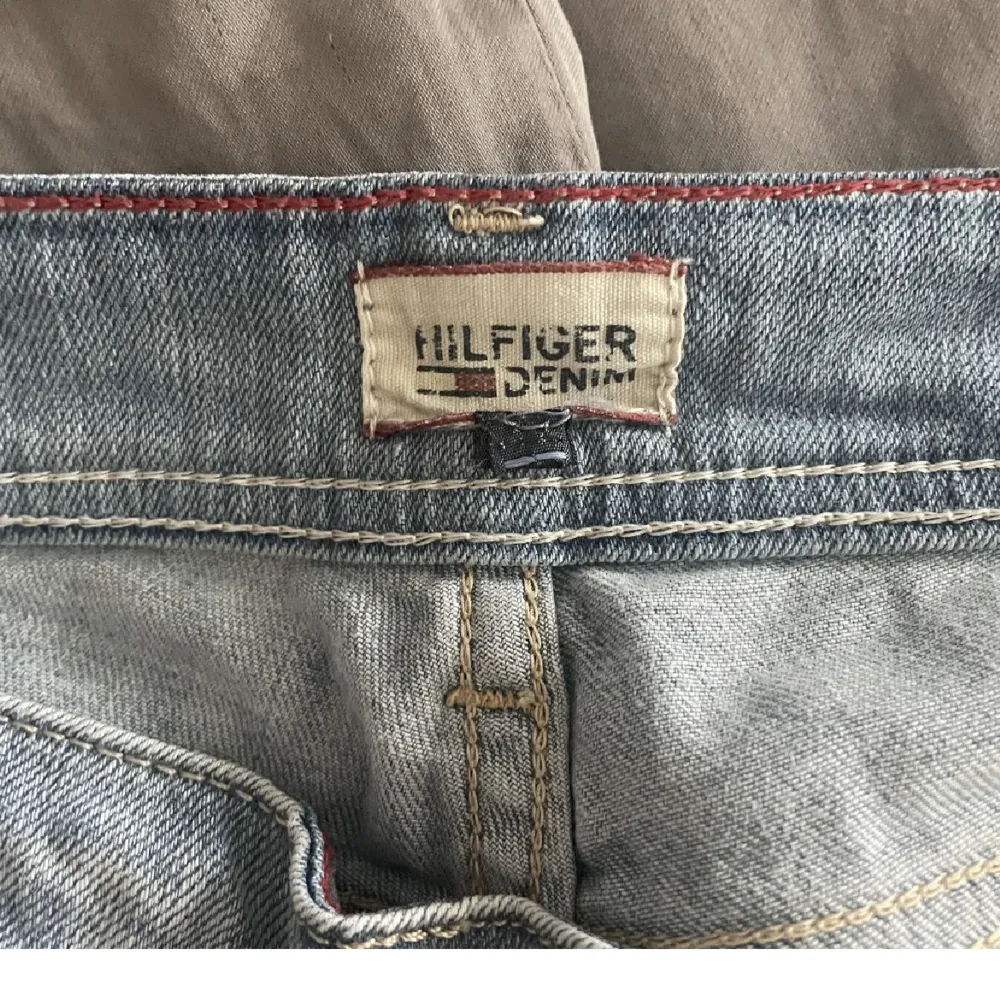 Superfina lågmidjade jeans ifrån Tommy hilfiger som tyvärr inte kommer till användning:( Jag är 165, midjemåttet är 78 cm💞. Jeans & Byxor.