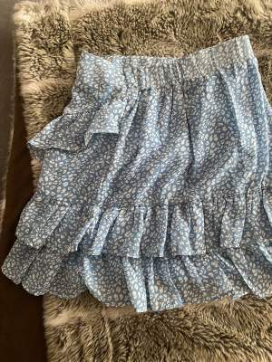 En jättegullig mönstrad kjol från chelsea❤️