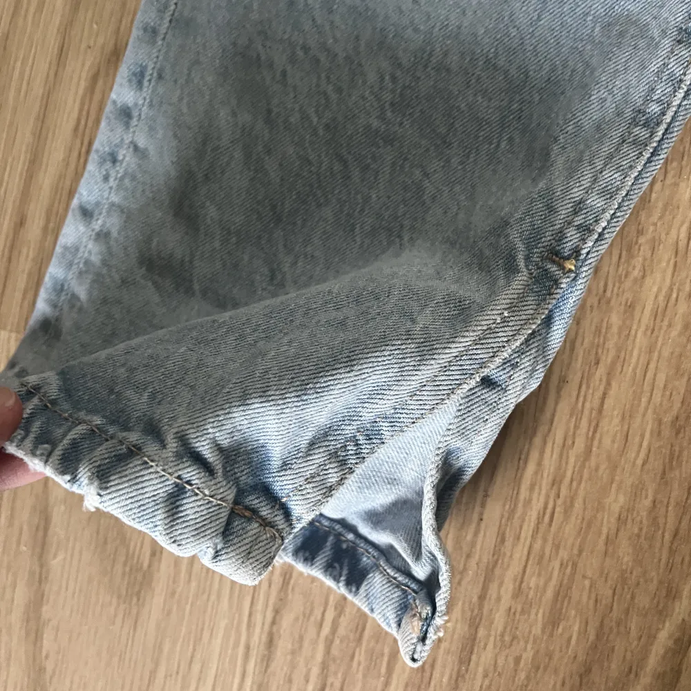 Jättefina och helt oanvända jeans från Zara💗säljer pga fel storlek  Nypris 400 men säljer nu för 200kr + frakt💖💕. Jeans & Byxor.
