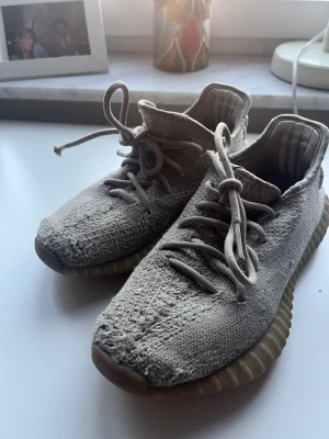 Yeezy Boost 350 V2 grå herr - Använda men är väldigt skö