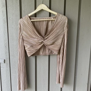 Glitter topp - Festtopp nr 1!! Använd en gång till temafest men kommer aldrig till användning igen! Men behöver du eller gillar glitter så är denna en självklarhet🤩 Långa och vida armar som blir som pricken över i:et 