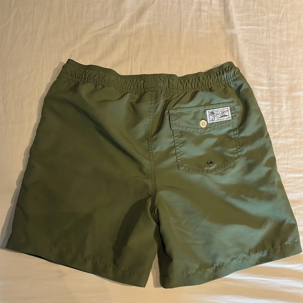 oliv gröna polo Ralph lauren badbyxor med orange detalj på insidan av midjan Skick: 10/10. Shorts.