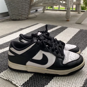 Svart/vita Nike dunks - Använda nike dunks i storlek 38,5 