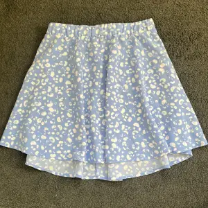 Mini skirt som är ljusblå med coola ”prickar” 