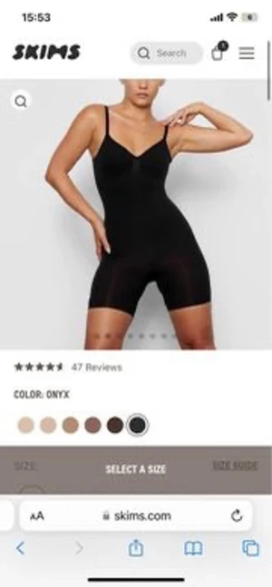 Sculpting bodysuit mid thigh with open gusset - SKIMS virala bodysuit i färgen onyx som är slutsåld. Storlek xxs/xs. Endast testad vid ett tillfälle med underkläder på. Inköpspris 819:- plus frakt