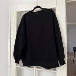 Collegetröja från Zara - Säljer min as härliga och snygga collegetröja från Zara på grund av sällan användning🖤Köp nu och få gratis frakt! Pris kan diskuteras. Alla kläder kommer självklart tvättas en extra gång innan leverans📦