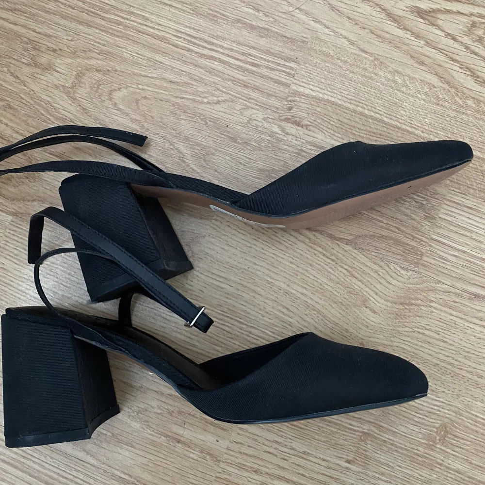 Supersöta svarta högklackade skor, man kan knyta bandet på flera sätt så man får flera olika stiler. 💕. Skor.