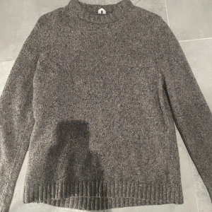 Alpackafärgad tröja, Arket - Riktigt snygg tröja inköpt i december 2022 från Arket. Endast haft på mig den en gång 