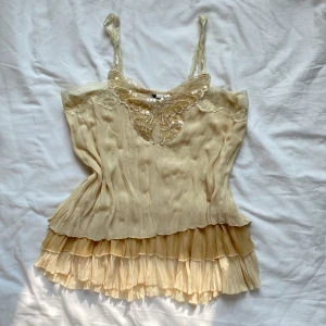 Fjärilstopp fairy  - Supersöt topp med fjärilsdetalj! Storlek 40 men passar mindre om man vill ha mer loose passform. Säljs helst via köp nu 💋