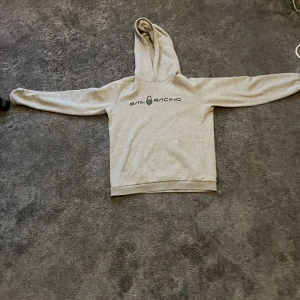 Sail raicing hoodie grå - Säljer en Sail racing hoodie pågrund att den är för liten för mig. Väldigt bra skick inte ens ett tecken på att den är använd