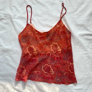 Meshtopp mönster  - Snygg topp i två olika lager, yttersta i mesh. Storlek M på lappen, passar också mindre om man har en större byst. Säljs helst via köp nu 💋