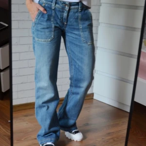 Y2k utsvängda jeans  - Strl 29/34. Passar som S-M.