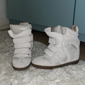 Isabelle marant skor  - Säljer nu dessa snygga äkta Isabel marant skorna. Använt ungefär 3 gånger. Tidigare köpt här på Plick i väldigt bra skick, kommer inte till nån användning nu😊