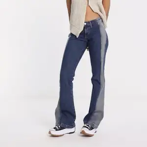 Säljer dessa väldigt snygga jeansen ifrån Weekday som har en annan slags jeans färg på sidan - as coolt! Säljer då jeansen vart fel storlek för mig bara! Så de är typ aldrig använda🥰