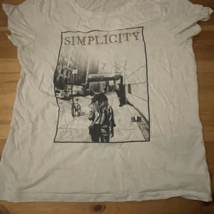 vit tröja med tryck - gjord i turkiet! fick av en kusin för ett bra tag sedan har typ aldrig kommit till användning. väldigt skön dock inget strävt eller obekvämt material