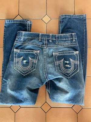 True religion baggy jeans - Saknar en knapp Annars bra skick Skitsnygga bara förstora på mig Innerbenslängd- 81cm 